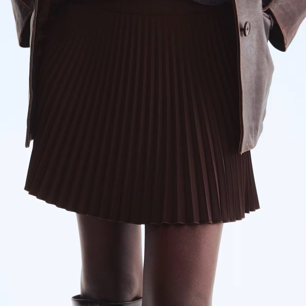 H&M Pleated Mini Skirt in Dark Brown SIZE 6 brand new never worn
